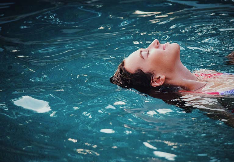 FLOATING IN THE BLUE BETWEEN THOUGHTS