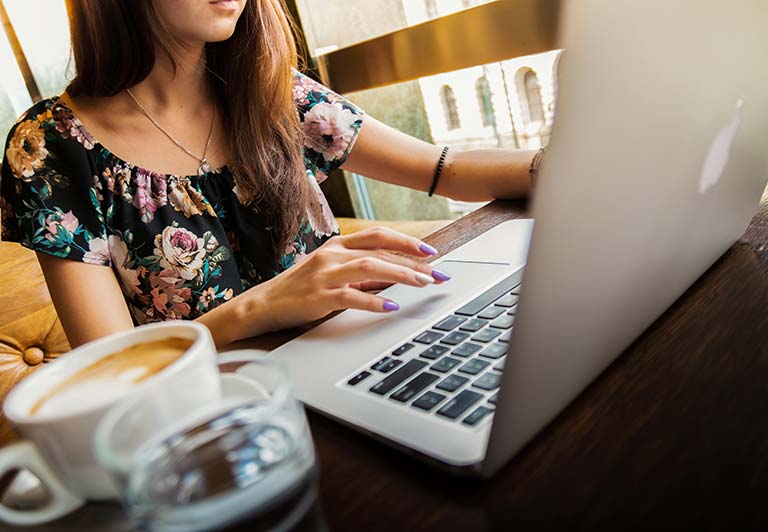 THE QUIET ART OF THE CAFÉ MOMENT